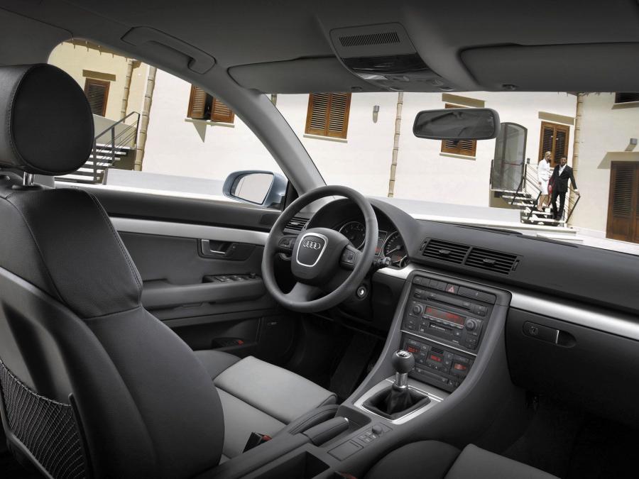 Интерьер Audi A4 2.0T Sedan (B7, 8E) 2004 года  (фото 23 из 26)